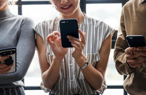 スマホを持っている人々