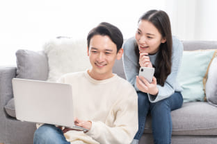 PCを見ている男女