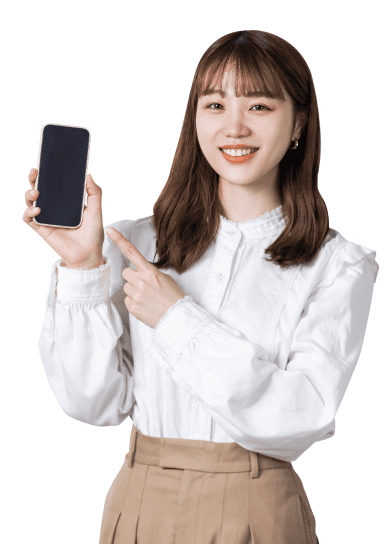 スマホを見せてる女性